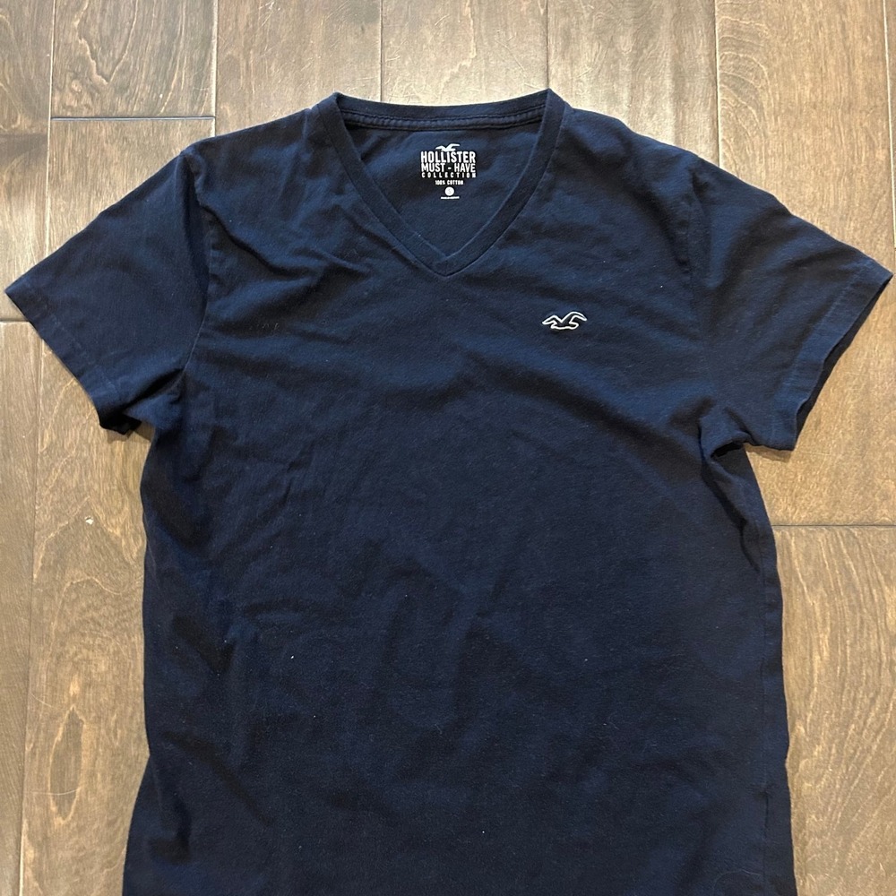 Hollister Men's Dark Blue V-Neck Short Sleeve T-Shirt Size‎ Small